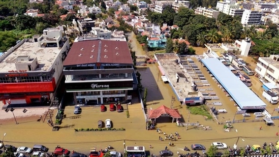 Bengaluru reeled under floods as incessant rainfall lashed the city on Monday evening. Waterlogging led to traffic jams and disruptions in the lives of normal people in several parts of the city including Koramangla. The Bangalore Water Supply and Sewerage Board's (BWSSB) has warned of water supply disruption in several areas of the city for two days as pumping station in the Mandya district is flooded.(ANI)