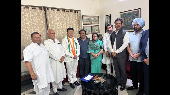 Former Kangra MLA Surender Kaku (third from left) with party leaders after joining Congress in New Delhi. (HT photo)