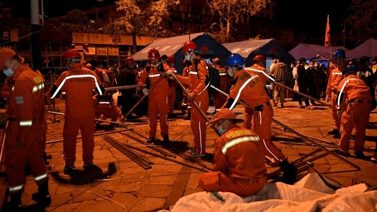 Terremoto de Sichuan na China: Equipes de resgate montam barracas em um abrigo após um terremoto de 6,8 graus na cidade de Moxi. (Reuters)