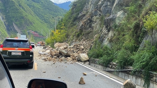 China Sichuan Terremoto: Rochas caídas são vistas na estrada rumo ao condado de Luding na China. (AP)