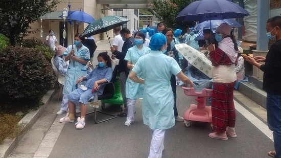 Terremoto de Sichuan na China: trabalhadores médicos transferem pacientes para área segura na cidade de Ya'an.(AP)