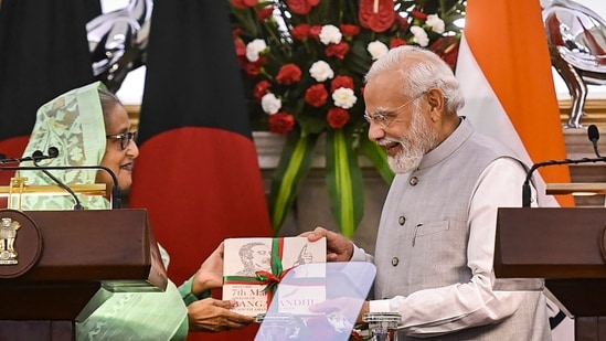 Prime Minister Narendra Modi (right) with his Bangladeshi counterpart Sheikh Hasina (left) during the release of a joint statement after their meeting, at Hyderabad House in New Delhi.(PTI)