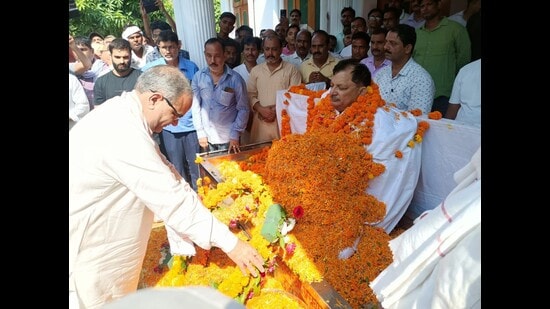 State BJP chief Bhupendra Chaudhary offering floral tribute to departed BJP MLA Arvind Giri in Gola town on Tuesday. (HT photo)