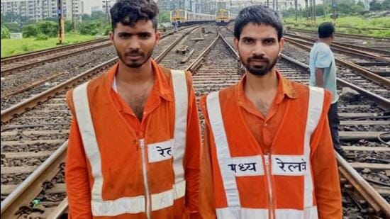 Heera Lal, 26, (left) and Mithun Kumar, 23, the two trackmen who spotted a fracture on the train tracks between Kalyan and Thakurli railway stations and stopped an express train. (Sourced)