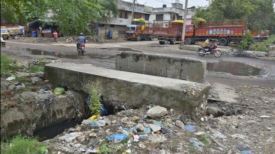 Transport Nagar area in miserable condition. Heaps of garbage, stagnant water, dilapidated roads and also drainage system of the area in Ludhiana is already collapsed. Truck drivers and transporters also complained that there is no security by police during the night time. (Gurpreet Singh/HT)