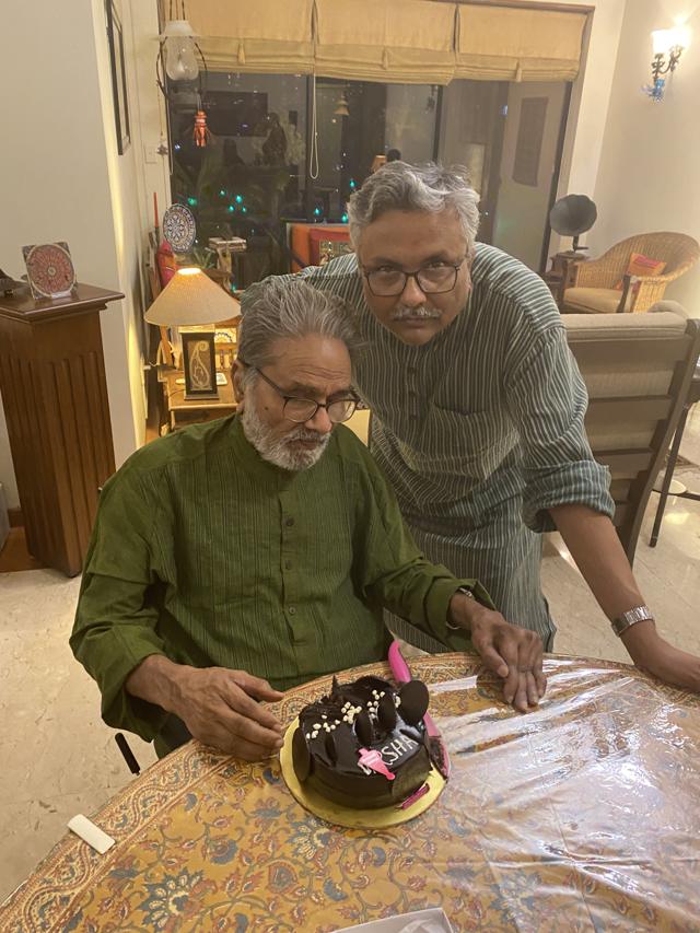 Sharad with his father Dr Raj Kumar who produced the film and also did a cameo in it. Sharad with his father Dr Raj Kumar who produced the film and also did a cameo in it.