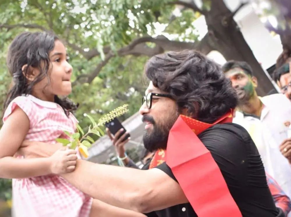 Allu Arjun posted a video of himself with daughter Arha. Allu Arjun posted a video of himself with daughter Arha.