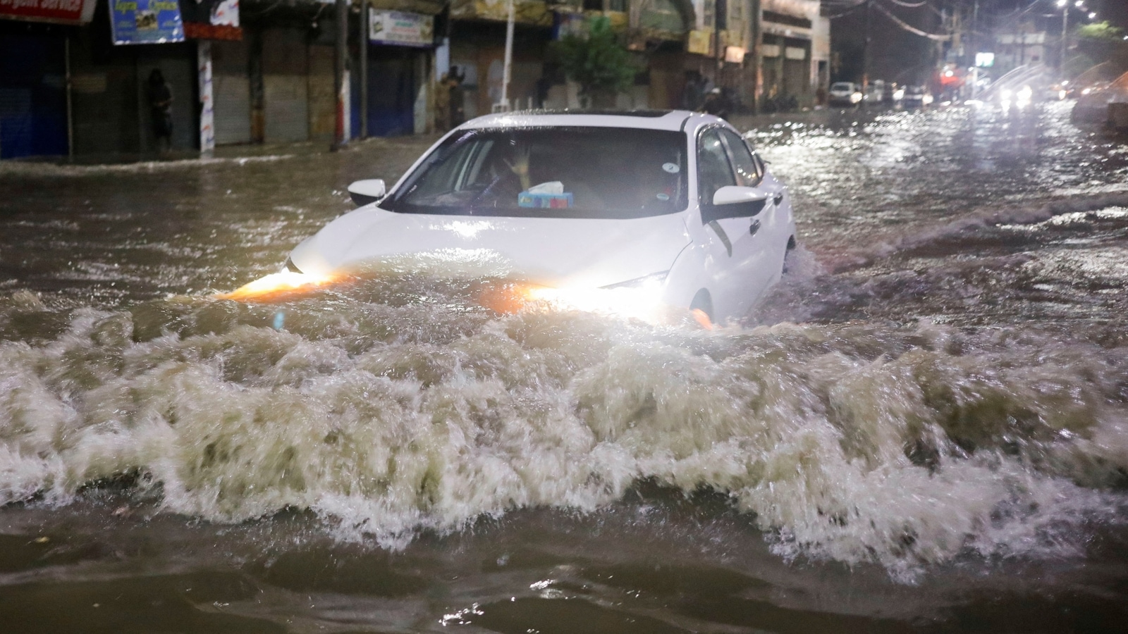 Heavy rain leads to waterlogging at several places in Hyderabad ...