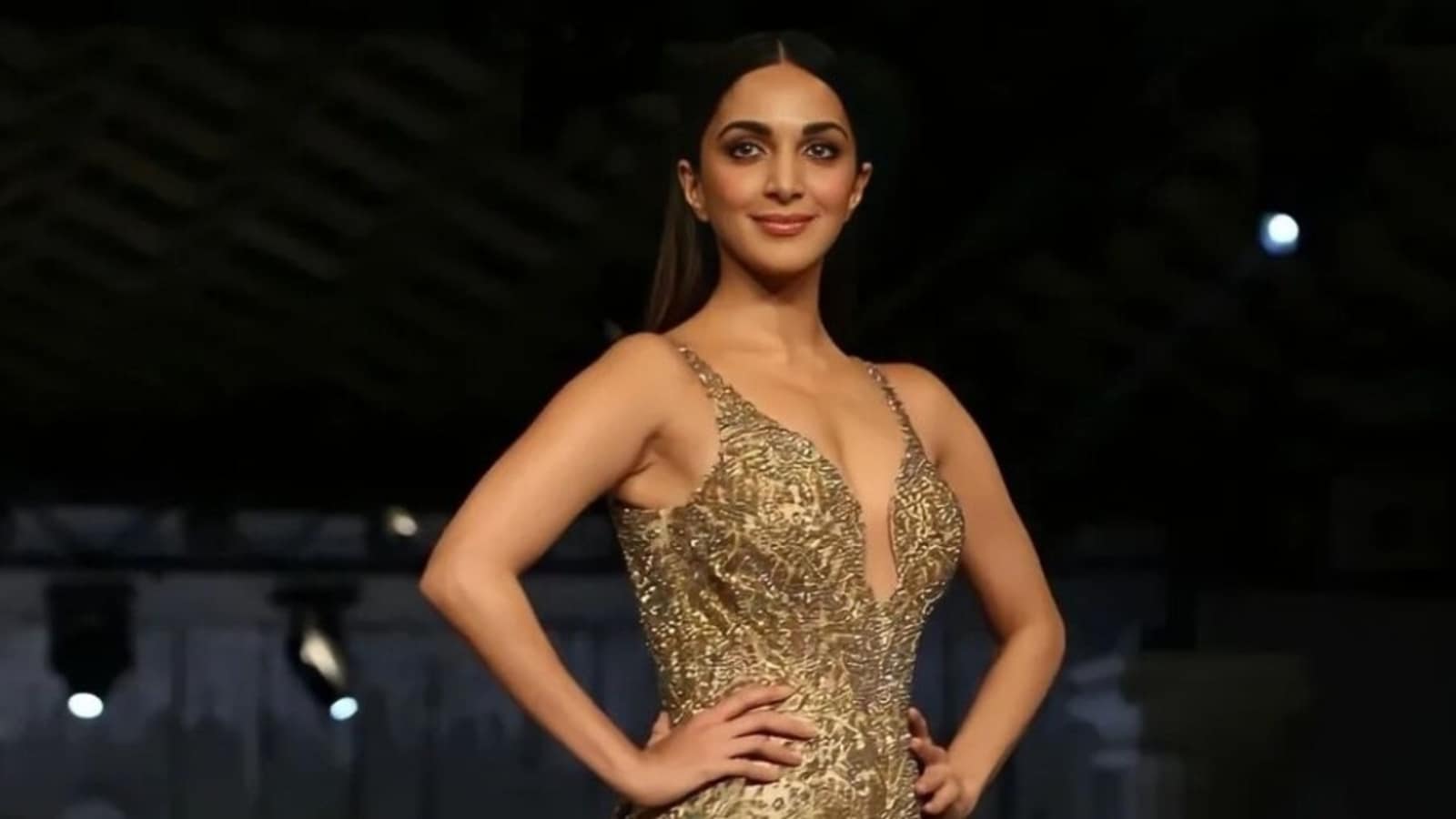 Kiara Advani burns the ramp as showstopper in a deep-neck gold gown for an  event in Delhi: All pics, videos inside | Fashion Trends - Hindustan Times