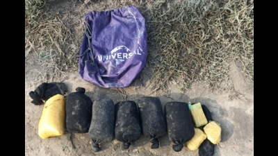 The Border Security Force (BSF) on Wednesday foiled a cross-border smuggling bid by Pakistan-based smugglers and recovered 6kg heroin, 2.5kg opium and 50 cartridges in Fazilka (HT Photo)
