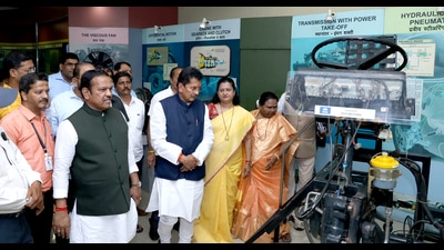 State school education minister Deepak Kesarkar (in blue jacket) visited Science Park in Chinchwad on Wednesday. (HT PHOTO) State school education minister Deepak Kesarkar (in blue jacket) visited Science Park in Chinchwad on Wednesday. (HT PHOTO)