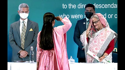 Descendants of Indian soldiers, who lost their lives during the liberation war of Bangladesh in 1971, salutes Bangladesh PM Sheikh Hasina at the Award ceremony of "Bangabandhu Sheikh Majibur Rahman Student Scholarship" in Delhi on Wednesday (ANI) Descendants of Indian soldiers, who lost their lives during the liberation war of Bangladesh in 1971, salutes Bangladesh PM Sheikh Hasina at the Award ceremony of "Bangabandhu Sheikh Majibur Rahman Student Scholarship" in Delhi on Wednesday (ANI)