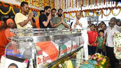 Chief minister Basavaraj Bommai pays last respect to minister Umesh Katti, in Belagavi. (HT Photo) Chief minister Basavaraj Bommai pays last respect to minister Umesh Katti, in Belagavi. (HT Photo)