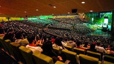 In the photos that Kapil Sharma shared from the Melbourne show, thousands of people were seen sitting in the audience. It was held at Melbourne Convention and Exhibition Centre and the tickets for the show costed $60-$350 and the The premium seating at the auditorium costed between $1000-$5000. In the photos that Kapil Sharma shared from the Melbourne show, thousands of people were seen sitting in the audience. It was held at Melbourne Convention and Exhibition Centre and the tickets for the show costed $60-$350 and the The premium seating at the auditorium costed between $1000-$5000.