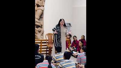 Preeti Srivastava, deputy director, tourism, interacting with students (HT Photo)