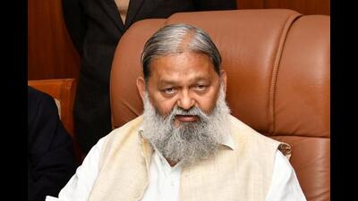 A local brought the non-completion of a road project to Ambala MLA Anil Vij’s notice. (HT)