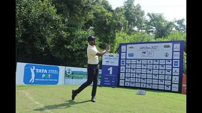 Chandigarh’s Yuvraj takes a swing on Day 1 of the PGTI’s J&K Open on Wednesday. (HT Photo)