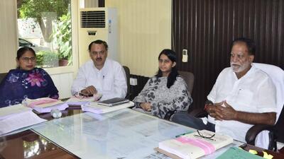 Mayor Balkar Singh Sandhu with others during the meeting of Ludhiana MC’s Finance and Contracts Committee. (Harvinder Singh/H)
