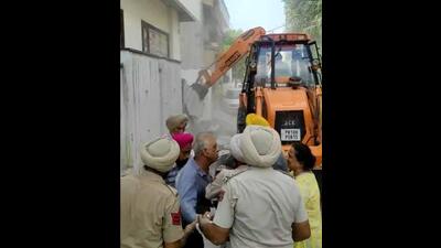 Ludhiana MC team demolishing encroached portion of building in Ludhiana. (HT PHOTO)