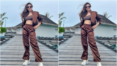 In white and golden sneakers and tinted shades, Aamna perfectly rounded off her vacay look. (Instagram/@aamnasharifofficial)