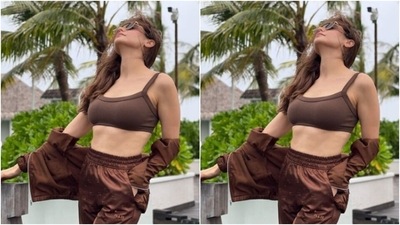 Aamna wore her tresses open in messy beach wavy curls as she posed for the outdoor photoshoot. “Messy hair and I don’t care,” read her caption. (Instagram/@aamnasharifofficial)