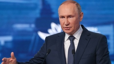 Russian President Vladimir Putin: Russian President Vladimir Putin delivers a speech in Russia/ (Reuters)