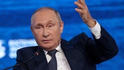 Russian President Vladimir Putin News: Russian President Vladimir Putin attends the plenary session of the 2022 Eastern Economic Forum. (Reuters)