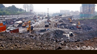 Work in progress at Chandni chowk flyover on Wednesday. (Rahul Raut/HT PHOTO) Work in progress at Chandni chowk flyover on Wednesday. (Rahul Raut/HT PHOTO)