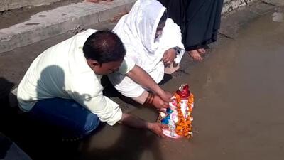 Ruby Asif Khan with her husband and two others during ‘visarjan’ of idol of Lord Ganesh at Narora Ganga ghat on Wednesday (HT Photo)
