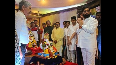 Chief Minister Eknath Shinde seeks blessings at Kesariwada on Wednesday. (Ravindra Joshi/HT PHOTO)