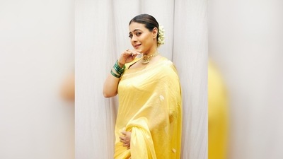 Kajol opted for a low neat bun which she accessorised with the most famous Indian hair accessory, gajra. (Instagram/@kajol) Kajol opted for a low neat bun which she accessorised with the most famous Indian hair accessory, gajra. (Instagram/@kajol)