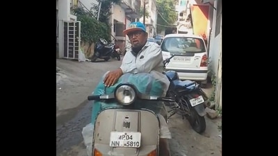The image, taken from the video shared on Twitter, shows the snack seller from Bhopal singing jingles to attract customers.&nbsp; (Twitter/@manishbpl1)