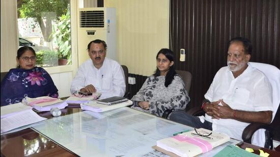 Mayor Balkar Singh Sandhu with others during the meeting of Ludhiana MC’s Finance and Contracts Committee. (Harvinder Singh/H)