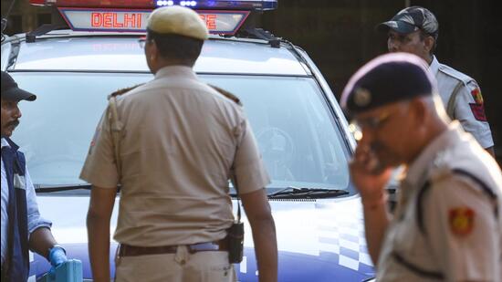 The Delhi Police said the east Delhi couple’s two sons ran out of the house and informed neighbours who informed the police control room about the incident. (HT File Photo/Representative Image)