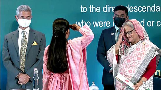 Descendant of an Indian soldier martyred during the liberation war of Bangladesh in 1971 salutes Bangladesh PM Sheikh Hasina at the Award ceremony of ‘Bangabandhu Sheikh Majibur Rahman Student Scholarship’, in New Delhi on Wednesday. (ANI)
