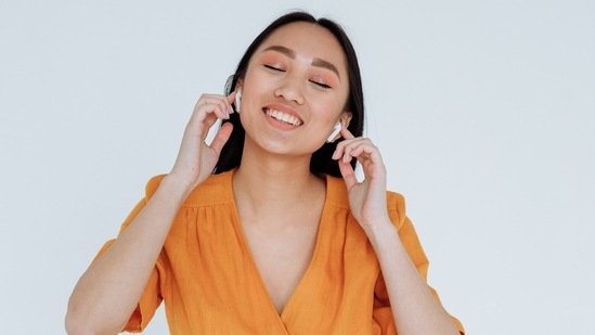 Earbuds under ₹500 are affordable and user friendly. (Pexels)
