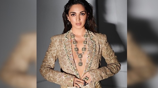 Kiara Advani paired her uber luxurious look with statement jewellery that comprised a neckpiece and a ring.(Instagram/@kiaraaliaadvani)
