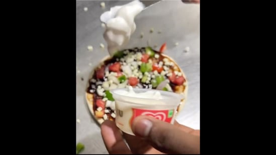 The vegetable pizza gets topped with ice-cream in this video.&nbsp;(Instagram/@radiokarohan)