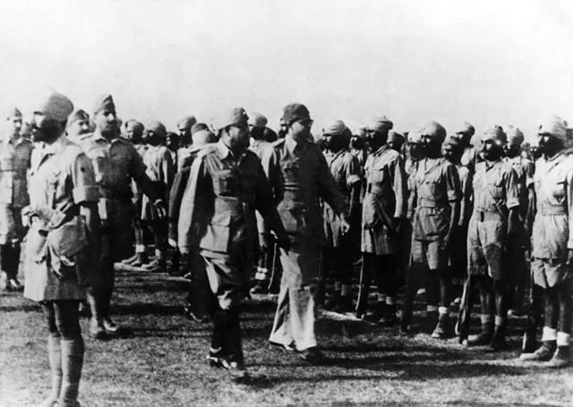 Subhash Chandra Bose reviewing soldiers of the Indian National Army in 1944. (ullstein bild Dtl) Subhash Chandra Bose reviewing soldiers of the Indian National Army in 1944. (ullstein bild Dtl)