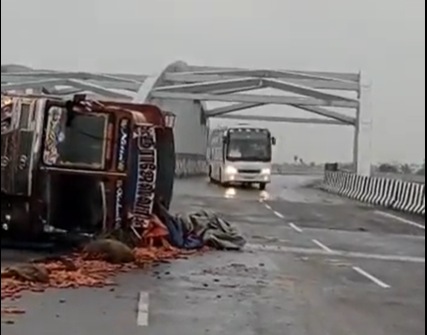 Crisis averted: A Volvo bus full of passengers avoided an accident after skidding on a slippery patch of the Bengaluru - Mysuru highway near Bidadi. (Screengrab of Twitter video) Crisis averted: A Volvo bus full of passengers avoided an accident after skidding on a slippery patch of the Bengaluru - Mysuru highway near Bidadi. (Screengrab of Twitter video)