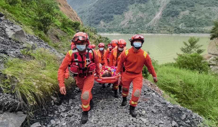 Rescue workers carry an injured person after a 6.6-magnitude earthquake in Luding county, Ganzi prefecture in China’s southwestern Sichuan province on Tuesday. (AFP) Rescue workers carry an injured person after a 6.6-magnitude earthquake in Luding county, Ganzi prefecture in China’s southwestern Sichuan province on Tuesday. (AFP)