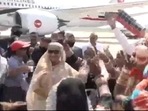 Bangladesh Prime Minister Sheikh Hasina grooved with the local artists who had gathered at Jaipur airport to welcome her in Rajasthan. Bangladesh Prime Minister Sheikh Hasina grooved with the local artists who had gathered at Jaipur airport to welcome her in Rajasthan.