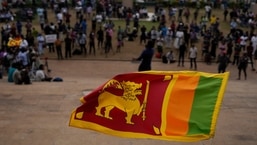 Crise no Sri Lanka: uma bandeira do Sri Lanka é agitada por um manifestante. 