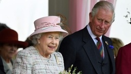 A falecida rainha britânica Elizabeth II (esquerda) e seu filho mais velho, e o novo monarca do país, o rei Carlos III, nesta foto de arquivo tirada no Braemar Gathering anual em Braemar, no centro da Escócia, em setembro de 2017. (Foto de ANDY BUCHANAN/AFP)