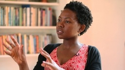 NoViolet Bulawayo de Zimbabue, por la fábula de animales “Glory”, es una de las candidatas al Premio Booker de ficción.  (Foto AP/Tsvangirayi Mukwazhi, archivo)