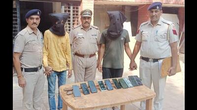 The suspects and stolen phones recovered from them in custody of Chandigarh Police. (HT Photo)