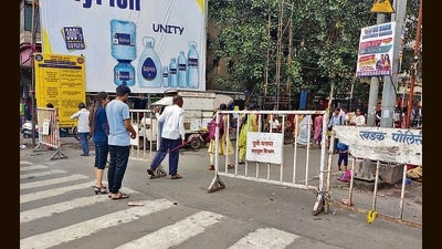 Police barricaded peth areas on Thursday. (Rahul Raut/HT PHOTO) Police barricaded peth areas on Thursday. (Rahul Raut/HT PHOTO)