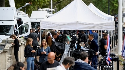 Media members gather outside Buckingham Palace, following a statement from the Palace over concerns for Britain's Queen Elizabeth's health. (Reuters)