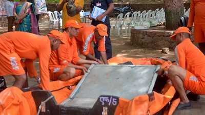 (File photo) In Sangli, NDRF soldiers demonstrate rescue operation work to fire brigade and local rescue teams on the banks of Krishna river during a workshop organised jointly by National Disaster Response Force (NDRF) and District Disaster Management Committee. (Photo by Uday Deolekar/HT Photo)