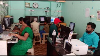 Covid-19 pandemic has thrown life out of gear for Gotte Nagaraju, a 33-year-old private school teacher in Telangana’s Suryapet. (HT) Covid-19 pandemic has thrown life out of gear for Gotte Nagaraju, a 33-year-old private school teacher in Telangana’s Suryapet. (HT)